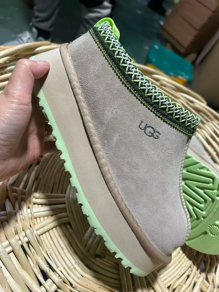 UGG 4320