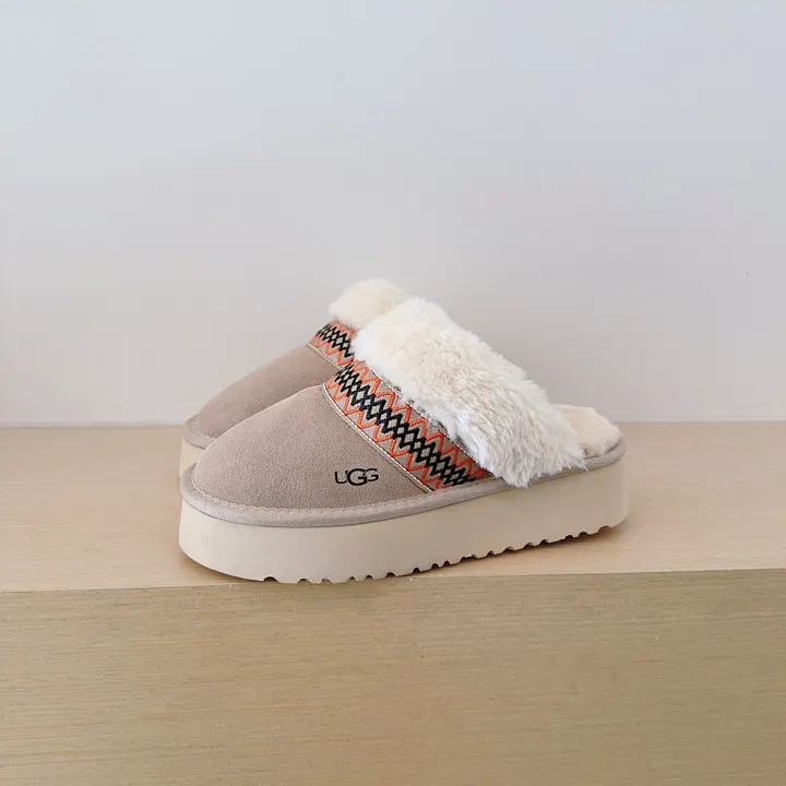 UGG 6111F