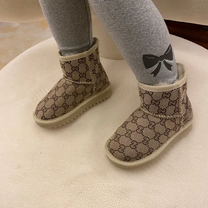 UGG M9B0